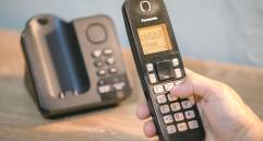 Los afectados dicen que estos teléfonos son su única forma de comunicarse con otros familiares, pues aún no aprenden a manejar celulares y otros dispositivos. FOTO Edwin Bustamante