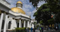 En Venezuela el oficialismo impide que la oposición acceda al Palacio Federal Legislativo. FOTO: AFP