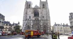 Foto tomada el 18 de julio de 2020. Bomberos trabajan para apagar el incendio en la catedral de Nantes, oeste de Francia. FOTO AFP