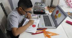 Mientras las instituciones educativas trabajan en las adecuaciones necesarias, los estudiantes de Antioquia seguirán recibiendo sus clases desde casa. FOTO Manuel Saldarriaga