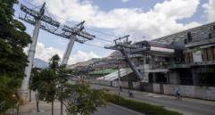 La línea de Picacho beneficiará a las comunas Castilla y Doce de Octubre. El empalme del cable fue manual. FOTOS Esteban Vanegas y cortesía