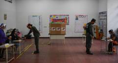 Soldados venezolanos votan en un colegio electoral en Caracas, el 6 de diciembre de 2020, durante las elecciones legislativas de Venezuela. FOTO AFP