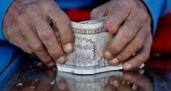 Cuba iniciará su proceso de unificación monetaria y cambiaria el próximo 1 de enero con la salida de circulación del peso convertible (CUC) -paritario con el dólar-, lo que dejará como única moneda oficial del país al peso cubano. Foto: EFE