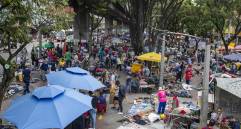 En esta calle se consigue ropa por $10.000, televisores u ollas ofrecidos por los venteros. También se comercializan herramientas viejas y repuestos de electrodomésticos. FOTO Manuel saldarriaga.