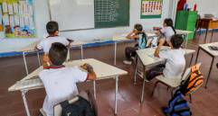 Estudiantes de Amagá, Antioquía, recibían clase en el colegio quince días antes de que comenzara el aislamiento preventivo. FOTO Juan antonio sánchez