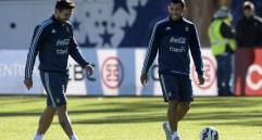 Ezequiel Lavezzi y Carlos Tévez se notan motivados antes del clásico del Río de la Plata en Copa América. FOTO AFP
