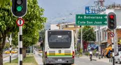 Los actuales buses articulados y padrones (foto) funcionan con gas. El acuerdo del Concejo ordena que se vayan cambiando por eléctricos, cuya operación es menos costosa. FOTO Juan A. Sánchez