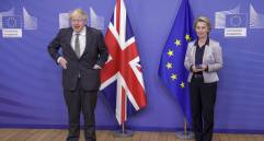 En una escueta declaración conjunta, el primer ministro británico, Boris Johnson, y la presidenta de la Comisión Europa, Ursula von der Leyen, anunciaron que dieron instrucciones a sus equipos, reunidos en Bruselas, para que continúen las conversaciones. Foto: EFE