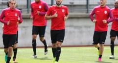 Clint Dempsey (derecha), figura de EE. UU., su goleador, con dos tantos, juega de local porque hace parte del Seattle. FOTO afp 