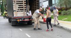 Desde las 10:00 a.m. de este Sábado Santo, la Alcaldía de Medellin recorre las comunas El Poblado, Guayabal y Belén de la ciudad en una caravana que busca recolectar ayudas en especie para enfrentar el coronavirus. Foto: cortesía Alcaldía.