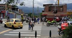 Unidades de emergencia atienden un accidente que se presentó alrededor del medía día de este sábado en cruce de la 70 con la 30 en el occidente de Medellín. Fotos: El Colombiano. 
