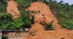Derrumbe el kilometro 46 de la autopista Medellín - Bogotá dejó 2 personas muertas y tres heridos. Foto: Dagren. 