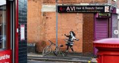 El célebre artista callejero británico Banksy reivindicó este sábado en las redes sociales el mural de una niña jugando al hula hoop con un neumático de bicicleta. Foto: Cuenta de Instragram de Banksy