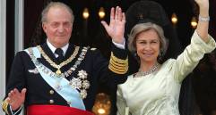 Juan Carlos de España y su esposa, la Reina Sofía de España, saludan a la multitud el 22 de mayo de 2004, después de la boda del Príncipe Felipe de España y Letizia Ortiz. - El ex rey de España, Juan Carlos, quien está bajo investigación por corrupción, anunció que planea exiliarse, dijo el palacio real el 2 de agosto de 2020. Foto: AFP