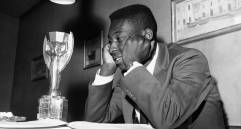 La Copa al ser campeón en 1958 con 16 años