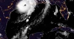 El ojo del potente huracán Laura, de categoría 4 -de un máximo de 5-, tocó tierra este jueves en la costa de Luisiana con vientos máximos sostenidos de hasta 240 kilómetros por hora, informó el NHC. FOTO EFE