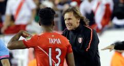 Renato Tapia dialogando con el técnico Gareca. FOTO ap