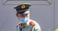 En medio de espectadores apostados a las afueras, las autoridades chinas tomaron posesión de la oficina diplomática. FOTO EFE