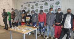 Del grupo delincuencial fueron capturados 15 personas, entre ellas cinco menores de edad. FOTO CORTESÍA POLICÍA ANTIOQUIA