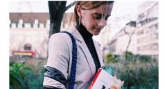 Emma Watson repartió varios libros en estatuas femeninas en Londres. FOTO Instagram @emmaWatson
