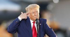 El exasesor de Seguridad del gobierno de Donald Trump, John Bolton, afirmó en su libro que la cercanía personal del mandatario con Vladimir Putin es “un peligro” para Estados Unidos. FOTO EFE