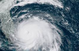 Dorian azota las Bahamas y EE.UU. evacua la costa