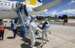 ¿Qué pasaría si se detecta un caso de covid-19 en un vuelo comercial?