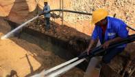 Los mineros lavan con mangueras a presión toneladas de tierra durante las 24 horas del día, en dos turnos, de 6:00 a.m. a 4:00 p.m.