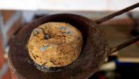 Esta es la torta de oro. El metal precioso se separa del mercurio que se evapora, en algunas minas parte de ese mercurio es recuperado por medio de concentradores. FOTO MANUEL SALDARRIAGA