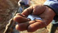 Los mineros utilizan el mercurio para atrapar el oro y luego lo evaporan liberando peligrosos gases en las poblaciones mineras. FOTO MANUEL SALDARRIAGA