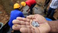 Esta es la amalgama. Los mineros sufren dermatitis en sus manos y pérdida de uñas cuando entran en contacto con este metal. Además presentan temblores en manos y disfunciones motrices. FOTO MANUEL SALDARRIAGA