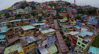 Un vuelo sobre las escaleras eléctricas de barrio