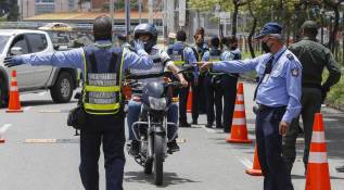 Así se veían las vías del municipio de Sabaneta, en el sur del Valle del Aburrá, este fin de semana de cuarentena total. Algunas personas salieron a las calles haciendo caso omiso a las restricciones y fueron sancionadas con una multa de $936.320. FOTOS MANUEL SALDARRIAGA QUINTERO
