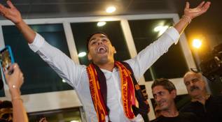 Espectacular recibimiento de la hinchada de Galatasary al tigre Falcao