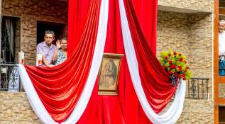 En este municipio del sur, el viacrucis lo lideró el padre Pedro Pablo Agudelo de la parroquia del barrio San Pio. Al mismo tiempo que se hacían las oraciones se recogían donaciones en alimentos y dinero para los más pobres. Foto: Juan Antonio Sánchez. 