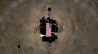 La gente se reúne para presentar sus respetos al ataúd cubierto de banderas del fallecido congresista estadounidense. Foto: AFP