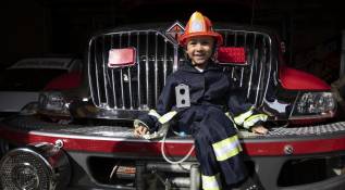 David Vásquez Cruz cumplió su sueño de ser bombero por un día, la estación de Sabaneta le realizo un simulacro de rescate en el que participó. Empezando el 2020 fue diagnosticado con un cáncer que está siendo tratado en el hospital San Vicente Fundación. Foto: Edwin Bustamante.