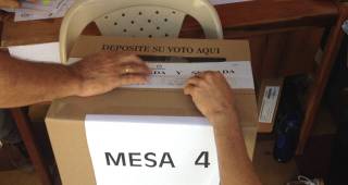 Ciudadanos depositan su voto en la urnas durante la segunda vuelta. FOTO MANUEL SALDARRIAGA