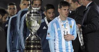 El astro del Barcelona nada que gana un título con su selección. En el Mundial de Brasil también fue segundo. FOTO AFP