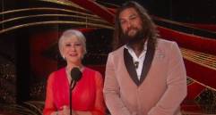 Hace un año no hubo presentador oficial en los Óscar. Los actores iban saliendo a presentar cada categoría. En la imagen Helen Mirren y Jason Momoa en la trasmisión que hizo TNT para Colombia. FOTO Cortesía