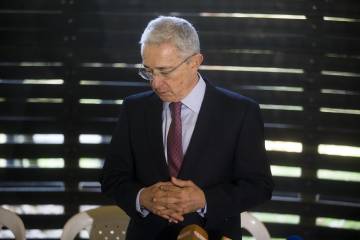 El expresidente, senador y líder del partido político Centro Democrático durante una rueda de prensa en su casa rural en Rionegro. Foto: Esteban Vanegas
