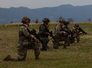 Entrenamientos militares, con paracaidismo, en el Centro de Tolemaida. FOTO COLPRENSA