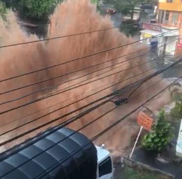 Así fue la columna de agua que produjo la ruptura del tubo madre en Barrio Nuevo, municipio de Bello. FOTO CORTESÍA