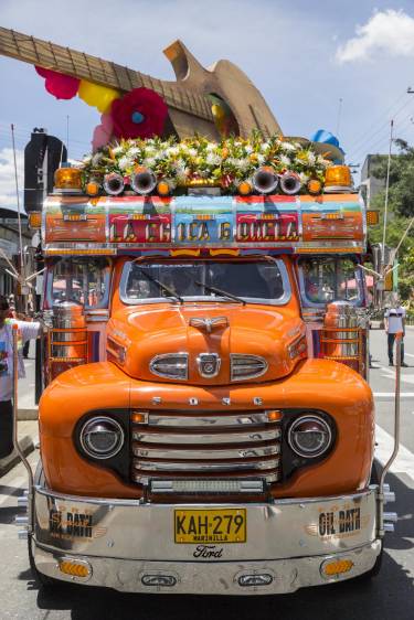 Cada chiva representó un municipio de Antioquia y tenía decoración llamativa. FOTO EDWIN BUSTAMANTE. 