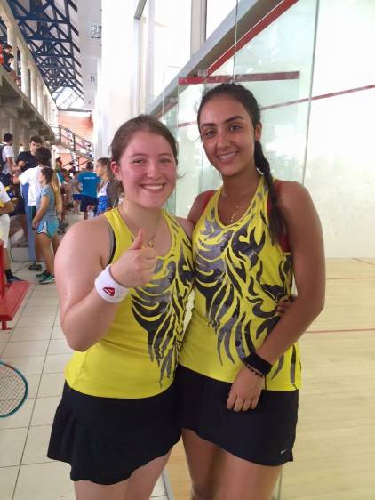 María Paula Tovar y Sophia Giraldo, celebrando el paso a la final, que disputaron ante las ecuatorianas. FOTO cortesía-fedesquash