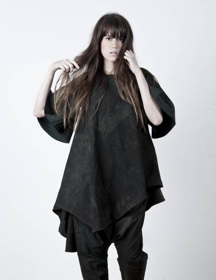 La diseñadora propone diseños desestructurados. Sus prendas son el secreto mejor guardado de la moda colombiana. Foto: Camilo George.