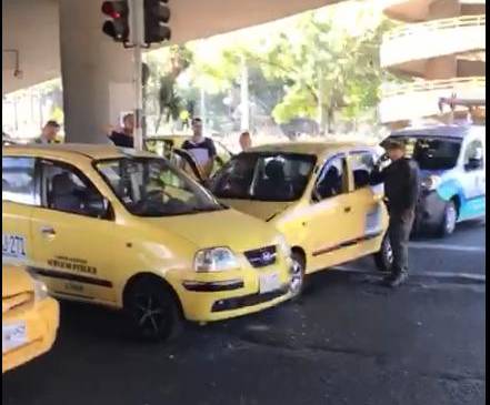 El choque en Punto Cero no dejó heridos, pero, según autoridades, uno de los conductores estaba en aparente estado de embriaguez. Foto: cortesía Guardianes Antioquia, tomada de video