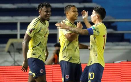 En la imagen Duvan Zapata, Luis Muriel y James Rodríguez, los tres destacados en el triunfo de Colombia. FOTO EFE