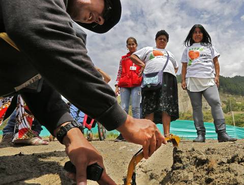 La búsqueda de cadáveres en el proceso de prospección arqueológica se hace con precauciones extremas. FOTO henry agudelo