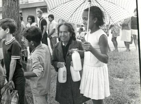 Ser el elegido para comprar la leche era una responsabilidad porque las botellas eran escasas y costosas. FOTO hERVASQUEZ 1971 Ser el elegido para comprar la leche era una responsabilidad porque las botellas eran escasas y costosas. FOTO hERVASQUEZ 1971